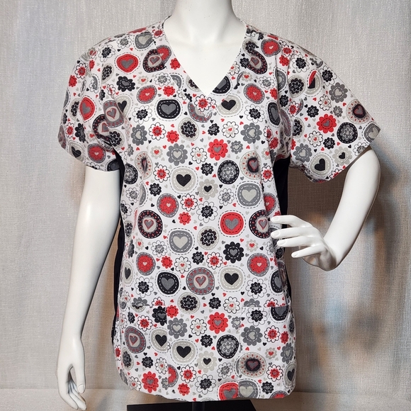 🐸 Green Town Scrubs Top Hearts Black Red White Womens V Neck XL - Picture 1 of 8